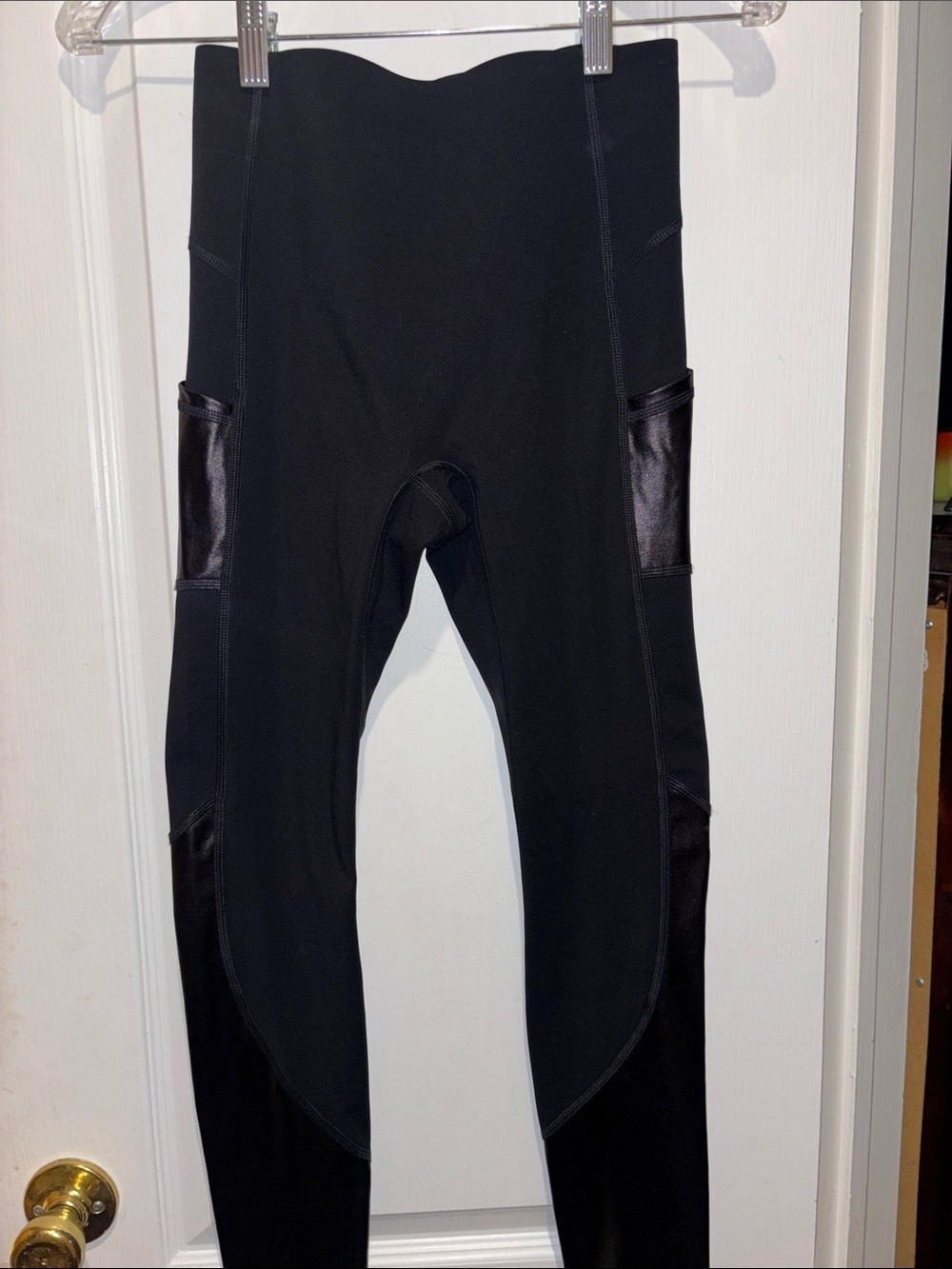 SPANX XS BLACK LEGGINGS..EVERYDAY WEAR ACTIVE GLOSS LEGGINGS WITH SIDE POCKETS